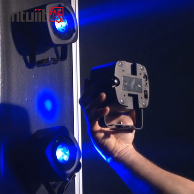 La etapa con pilas del mando a distancia por infrarrojos LED enciende la luz de carga del par del caso de Uplighter del acontecimiento de la boda de DJ