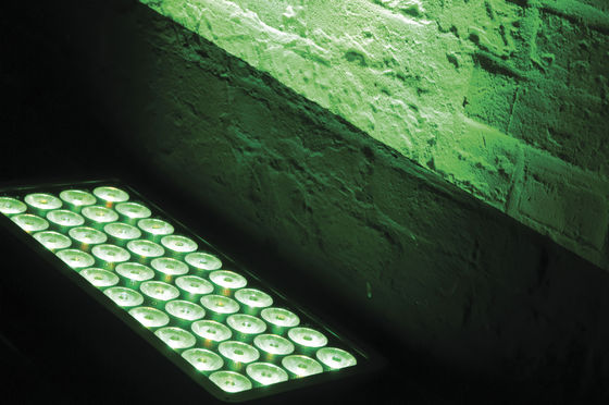 La pared de estrobosco limpia la luz