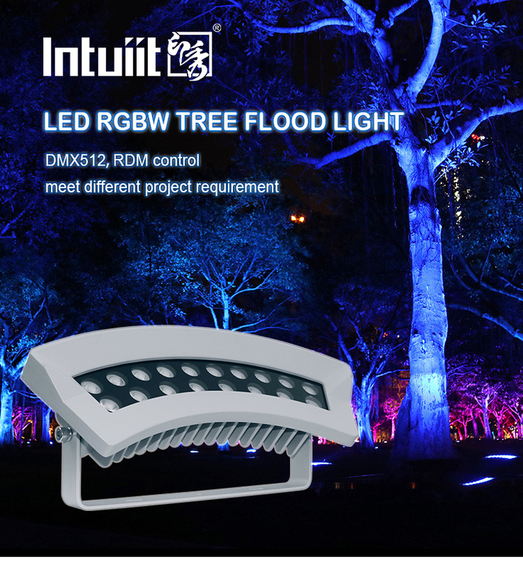 Luz exterior con clasificación IP65 Compuesta por LEDs RGBW de 36W 1100 lumens con luz versátil de haz y ángulos de punto